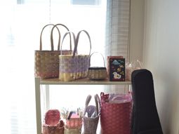 明るい多目的室の棚