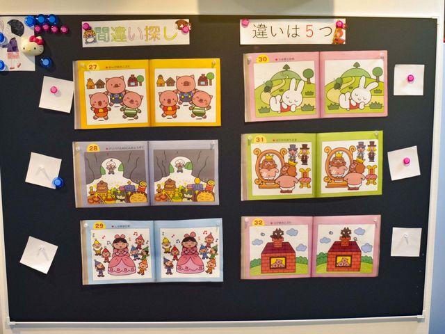 掲示物 掲示物 色とりどりの掲示物が並び、訪れる人々の関心を引く配置になっています。