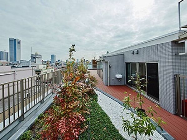 都心の庭付きテラス