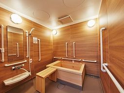 木目調の清潔な浴室