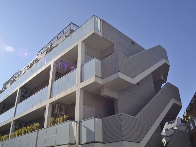 建物外観 外観 青空を背景にした、スタイリッシュなデザインの建物が目を引きます。