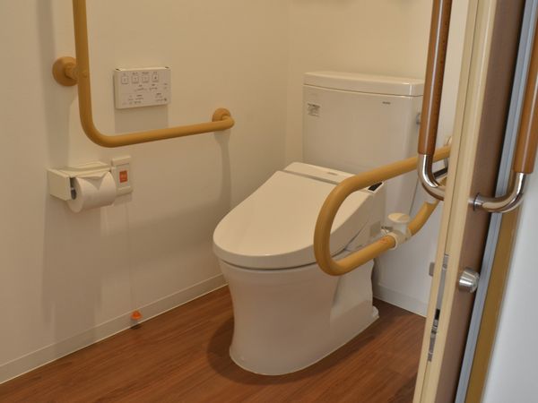 手すり付きの施設のトイレ