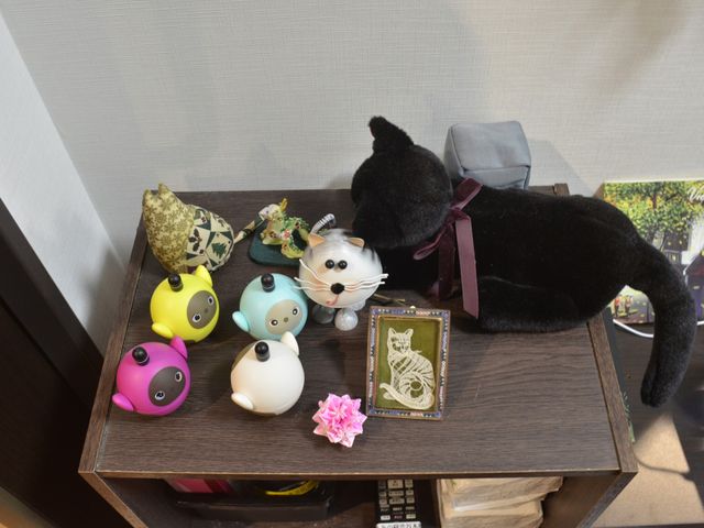 可愛らしい装飾品の棚 スタッフイメージ 棚の上には様々な可愛らしい動物の置物が飾られており、心を和ませる空間になっています。