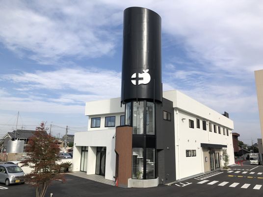 外観と円筒塔の建物  
