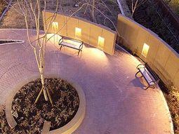 暖かい灯りの中庭夜景