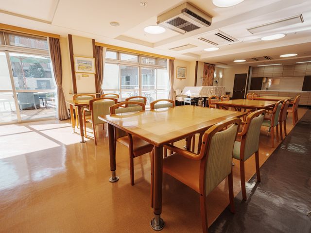 明るく広々とした食堂 食堂 広々とした自然光が差し込む食堂です。テーブルが配置され、くつろぎのひとときを過ごせます。