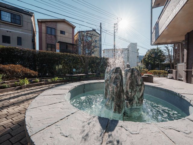 リラックスできる庭 庭 日に当たる噴水がある庭です。自然を感じながらのリラックスタイムに最適です。