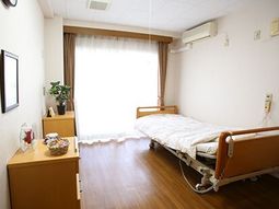 居室のベッドと家具
