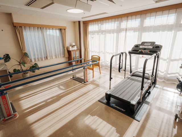 光が差し込む訓練室 機能訓練室 自然光がたっぷり入る明るい機能訓練室です。機器を使用して快適にリハビリを行えます。