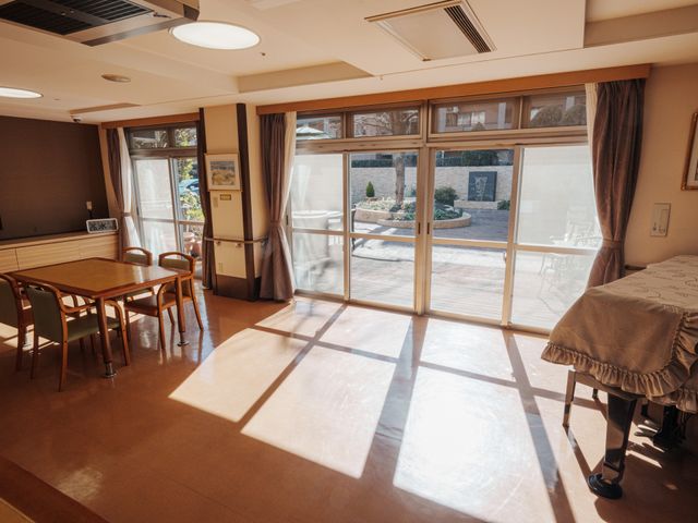 光が入る明るい部屋 リビング 明るい光が差し込むリビングです。広々とした空間で自然を感じながらくつろげます。