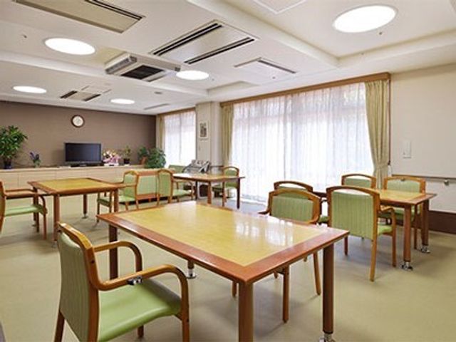 快適な共有ダイニングルーム 食堂 明るく清潔感のあるダイニングでは、利用者同士のコミュニケーションも生まれます。