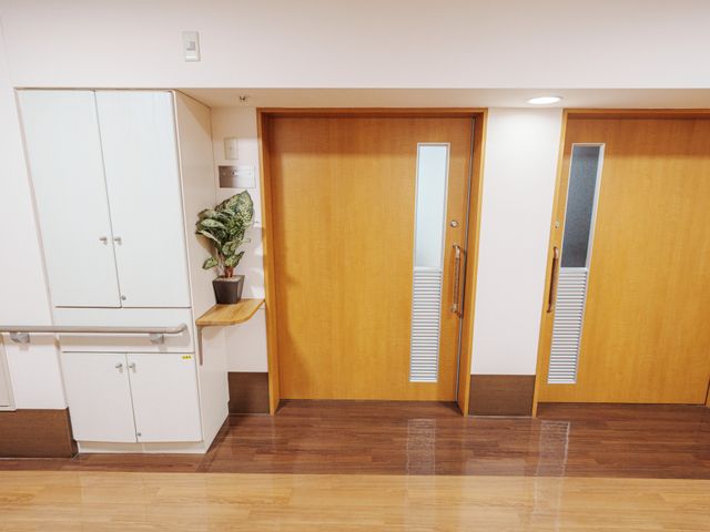 ゆったりとした廊下 廊下 広い廊下には、車椅子でも通りやすい片引き戸があります。人の移動に配慮された設計です。