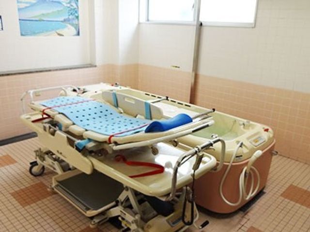 快適な機能浴槽設備 機械浴 安全で清潔感ある浴槽で、利用者のくつろぎのひと時を支えます。