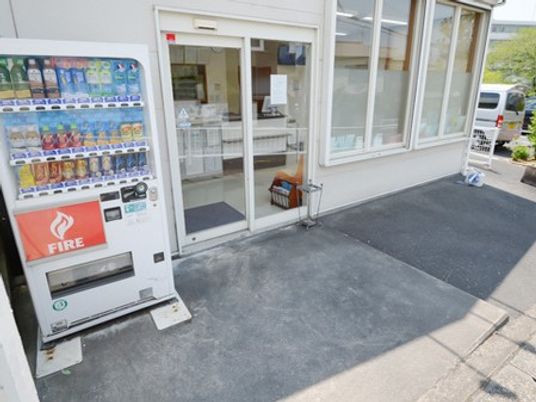 自販機のある出入口  