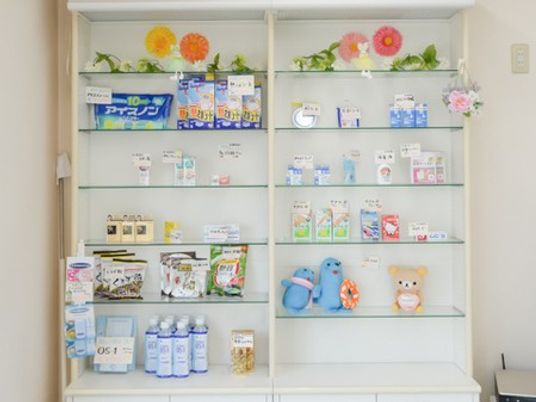 展示棚が並ぶ居室  