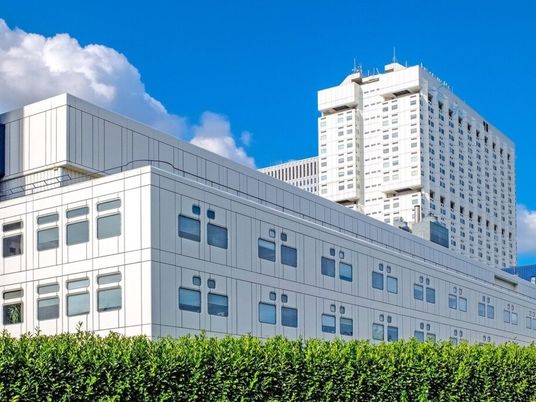 白い建物の外観  