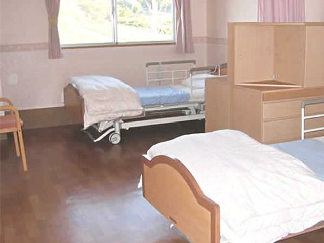 明るい居室のベッド配置 居室   窓から光が入る落ち着いた居室です。ベッドが2台あり、生活しやすい配置になっています。