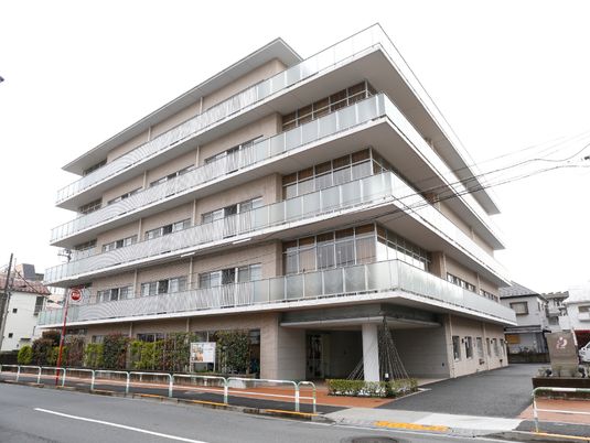 多階層のモダンな建物