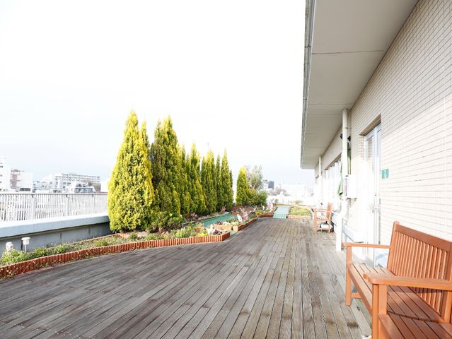屋上の緑ある休憩空間
