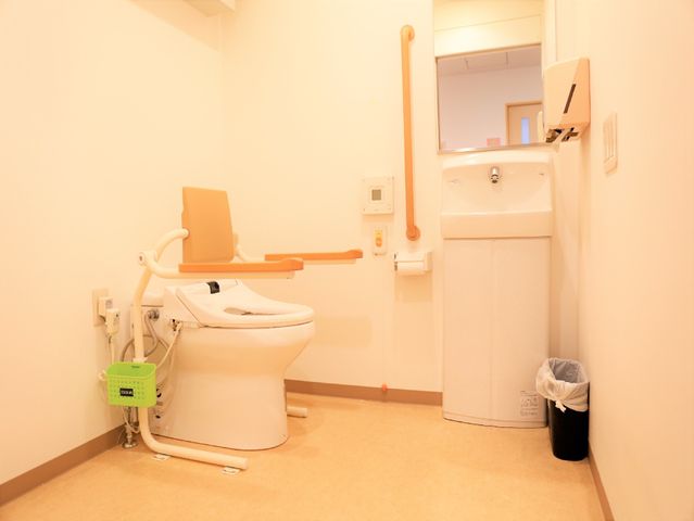 バリアフリー設計のトイレ
