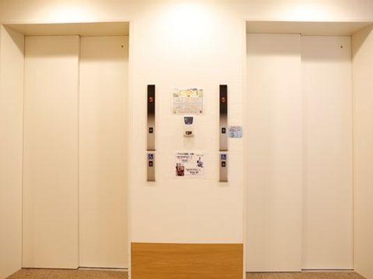 綺麗な施設のエレベーター