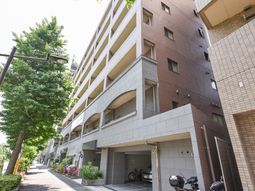 都会に佇むモダンな建物