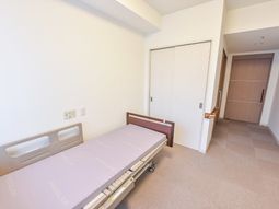 シンプルな居室の様子