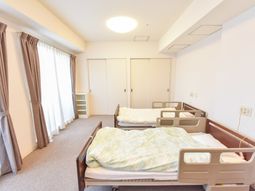 明るい居室の様子