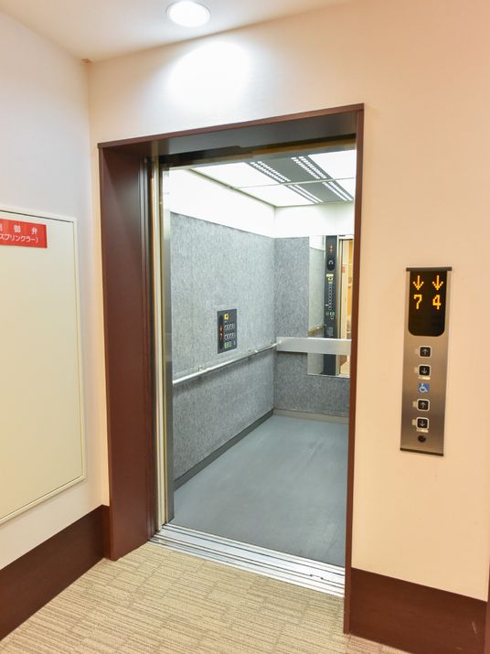 広々とした幅と奥行きがあるエレベーター。車椅子をご利用の方にもストレスなく使用していただけるスペースが確保してある。