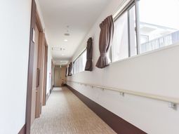 廊下の明るい様子