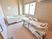 タイル張りの広々としたスペースの介護浴室。介護度が高い方が寝たままで入浴可能な機械浴槽が設置されている。
