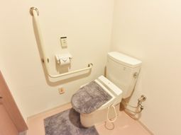 バリアフリー設計のトイレ