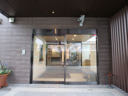 エントランスのガラス扉