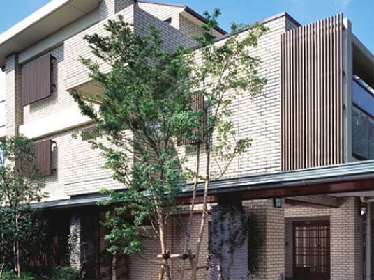 緑に囲まれた施設外観