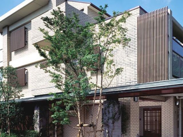 緑に囲まれた施設外観