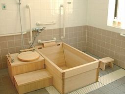 木製の明るい浴室