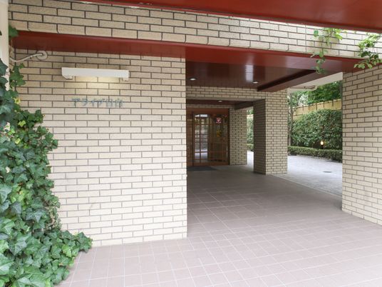 エントランスの赤茶けた天井