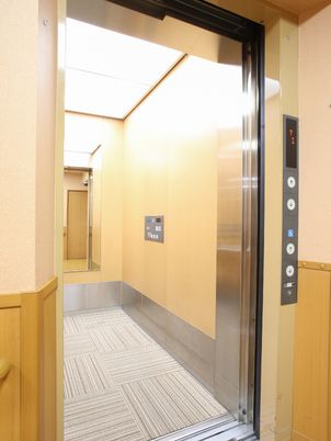 広々とした明るいエレベーター