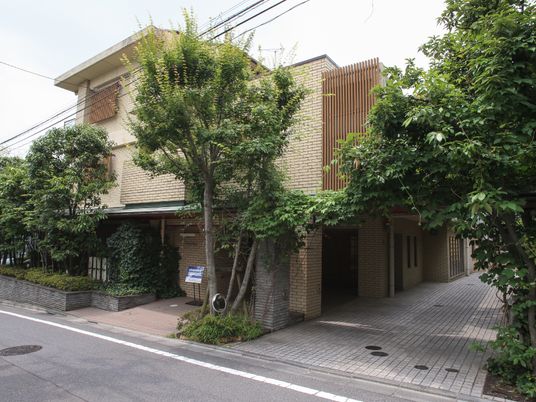 緑に囲まれた建物外観