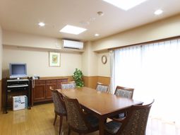 暖色の壁に木製ダイニングセット