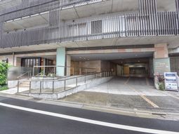 モダンな建物のエントランス