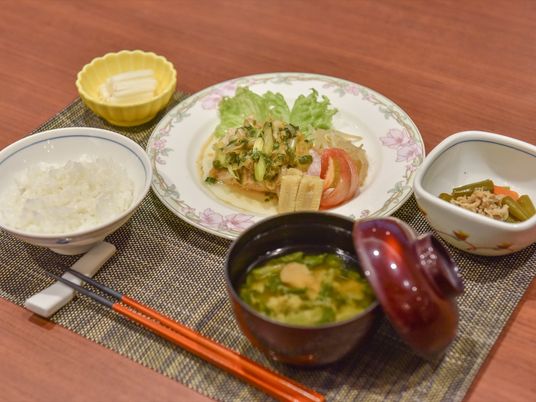 和食の料理が並ぶテーブル