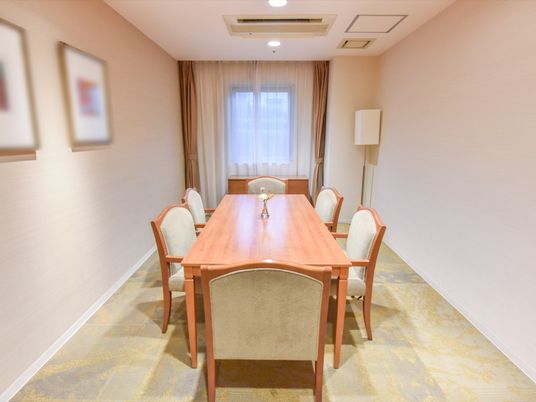 清潔な食堂テーブル