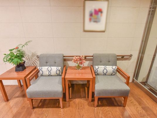 共有スペースの椅子とテーブル