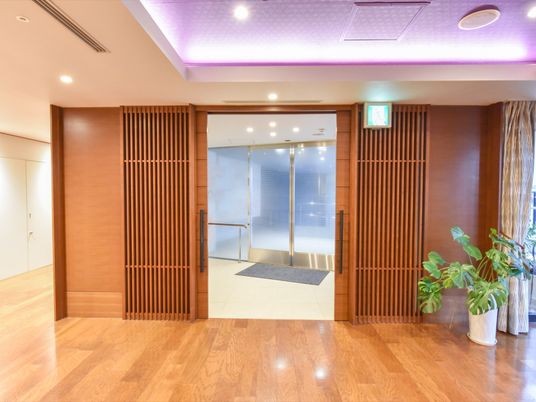 エントランスの木製扉