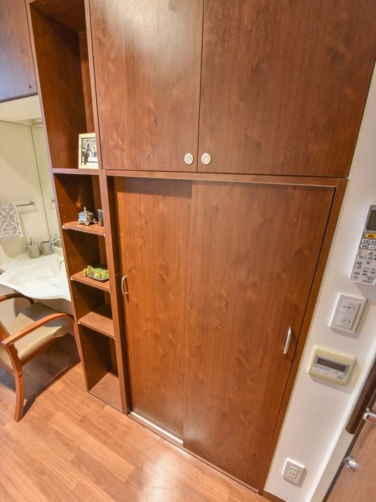 居室の木製クローゼット