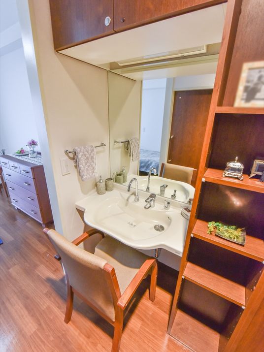 清潔な洗面台と鏡