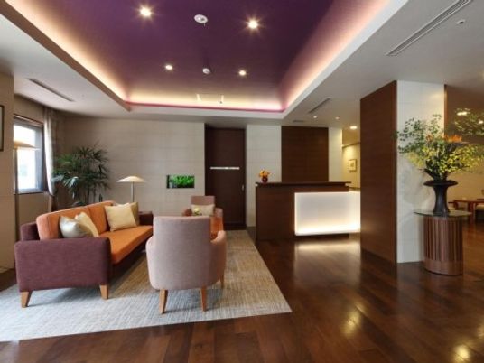 暖色系の落ち着いたロビー