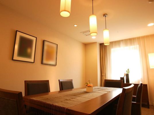 暖かい雰囲気の食堂