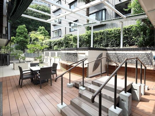 明るい屋外テラス